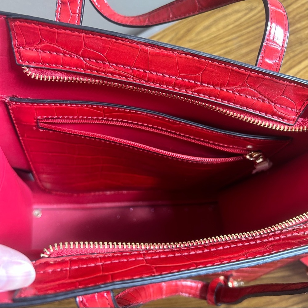 Vibrant Red Crocodile Embossed Shoulder Bag Adjustable Strap Zip Closure - Picture 9 of 11